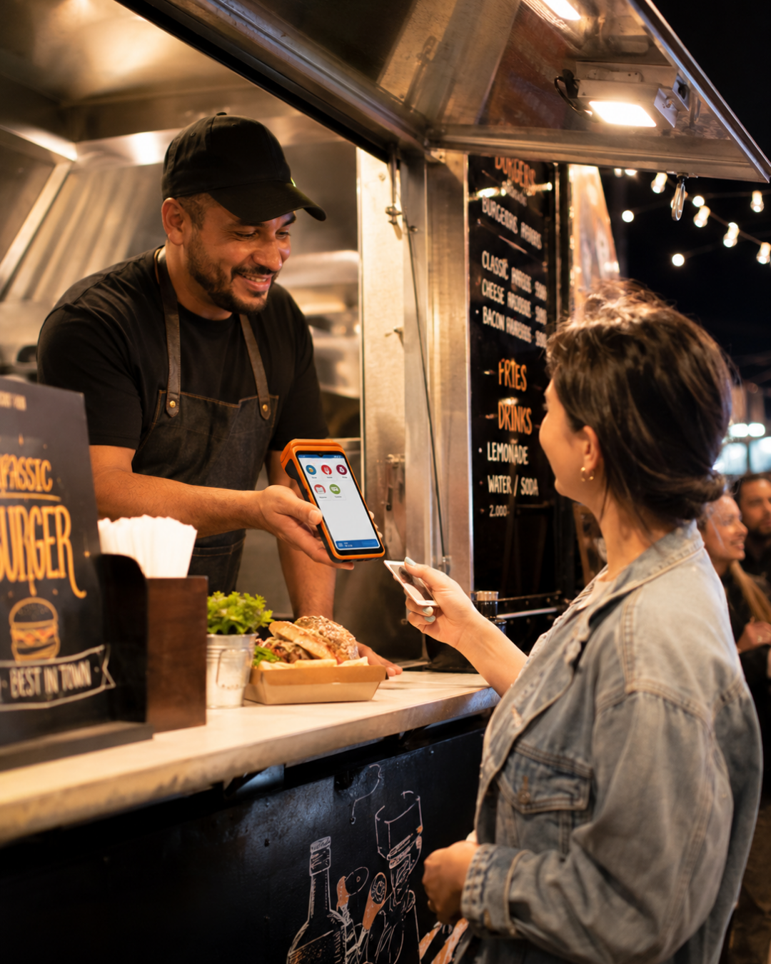 Atendimento com maquininha em food truck